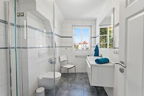 Dusche, Haartrockner, Handtücher