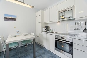 Réfrigérateur, four à micro-ondes, un four, surface de cuisson