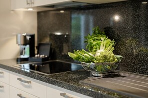 Fridge, microwave, oven, stovetop - Smukke Lys - Smukke Lys - Stylish, barrier-free vacation apartment with elevator in (Westerland)