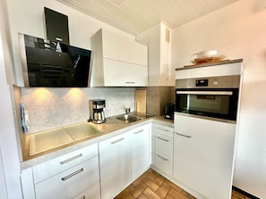 Fridge, microwave, oven, stovetop - 1350 Penthouse Wellengang - Penthouse Wellengang 1350 with sea view and a dog (Dahme)
