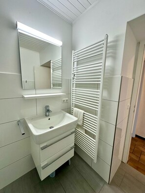 Douche, sĂšche-cheveux