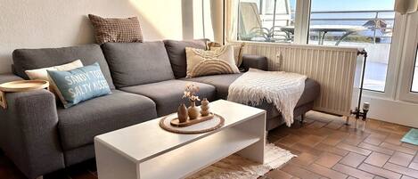 Televisio, pöytätennispöytä, stereot