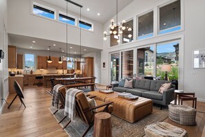 Smart TV, fireplace, books, offices