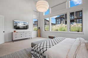 3 bedrooms, desk, iron/ironing board, free WiFi