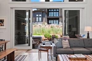 Smart-tv, een open haard, boeken en een kantoor