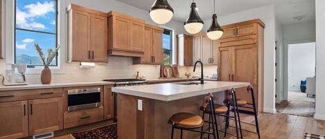 Een koelkast, een microgolfoven, een oven, een kookplaat