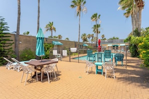 Outdoor dining - This fully renovated 1-bedroom, 1-bath condo offers charm, comfort, and convenience — all just two blocks from the beach. (South Padre Island)