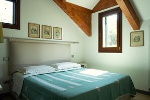 1 bedroom, bed sheets
