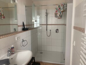 Dusche, Haartrockner, Handtücher