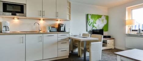 Réfrigérateur, micro-ondes, plaque de cuisson, lave-vaisselle