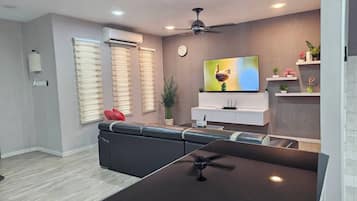 Bungalow, 4 habitaciones, fumadores, vistas a la ciudad | Sala de juegos