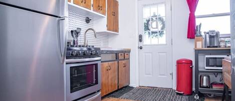 Refrigerador, microondas, horno y parrilla de estufa