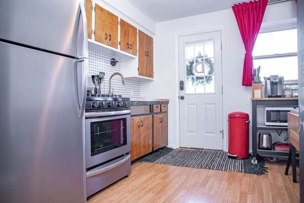 Refrigerador, microondas, horno y parrilla de estufa 