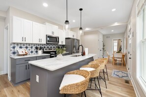 Refrigerador, microondas, horno, placa de cocina