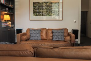 Téléviseur connecté, sélection de musique, chaîne audio