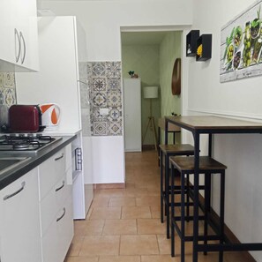 Réfrigérateur, micro-ondes, plaque de cuisson, cafetière/bouilloire