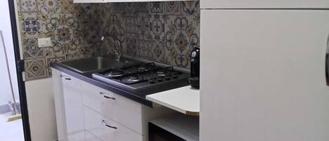 Cafetera y tetera, refrigerador, microondas y parrilla de estufa