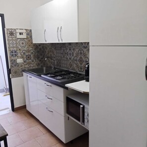 Réfrigérateur, micro-ondes, plaque de cuisson, cafetière/bouilloire