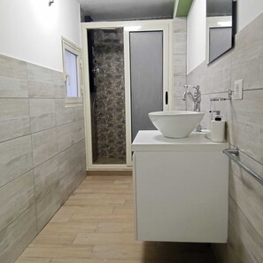 Dutxa, assecador de cabells, bidet i tovalloles