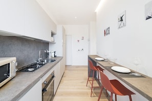 Fridge, microwave, oven, stovetop - Easylife - Contemporary design on the Navigli (Milano)