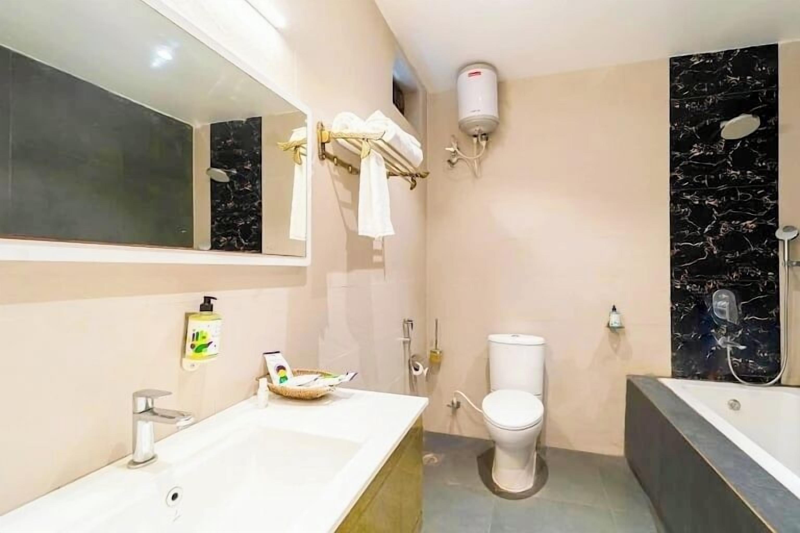 Deluxe Room, Accessible Bathtub | Bathroom | Bidet