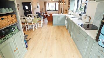 Dishwasher, cookware/dishes/utensils