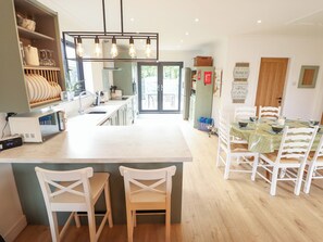 Lave-vaisselle, batterie de cuisine, vaisselle et ustensiles