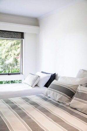 4 bedrooms, free WiFi, bed sheets