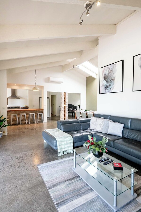 Smart-TV, Kamin, Videospiele, Tischfußball