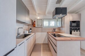 Kjøleskap, mikrobølgeovn, ovn og kokeplater