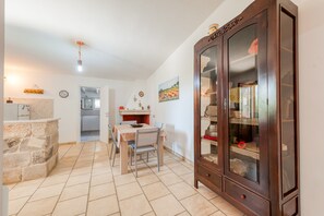 Dining - Villa 'Casa Vacanza Ranzulu' with Private Pool, Wi-Fi, and Air Conditioning (Galugnano)