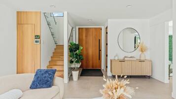 Luxe huis, meerdere bedden, toegang tot zwembad, uitzicht op zwembad (Casa Leona) | Woonruimte | Een 65-inch flatscreentelevisie met digitale zenders en een open haard