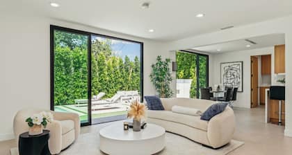 Casa Leona - Modern Masterpiece Behind Private Gates w/ Pool & Chef's Kitchen