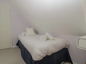 4 bedrooms, individually decorated, individually furnished, free WiFi - St. Mary's House (Chipping Norton)