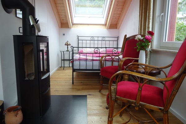 Schlafzimmer mit Kaminofen