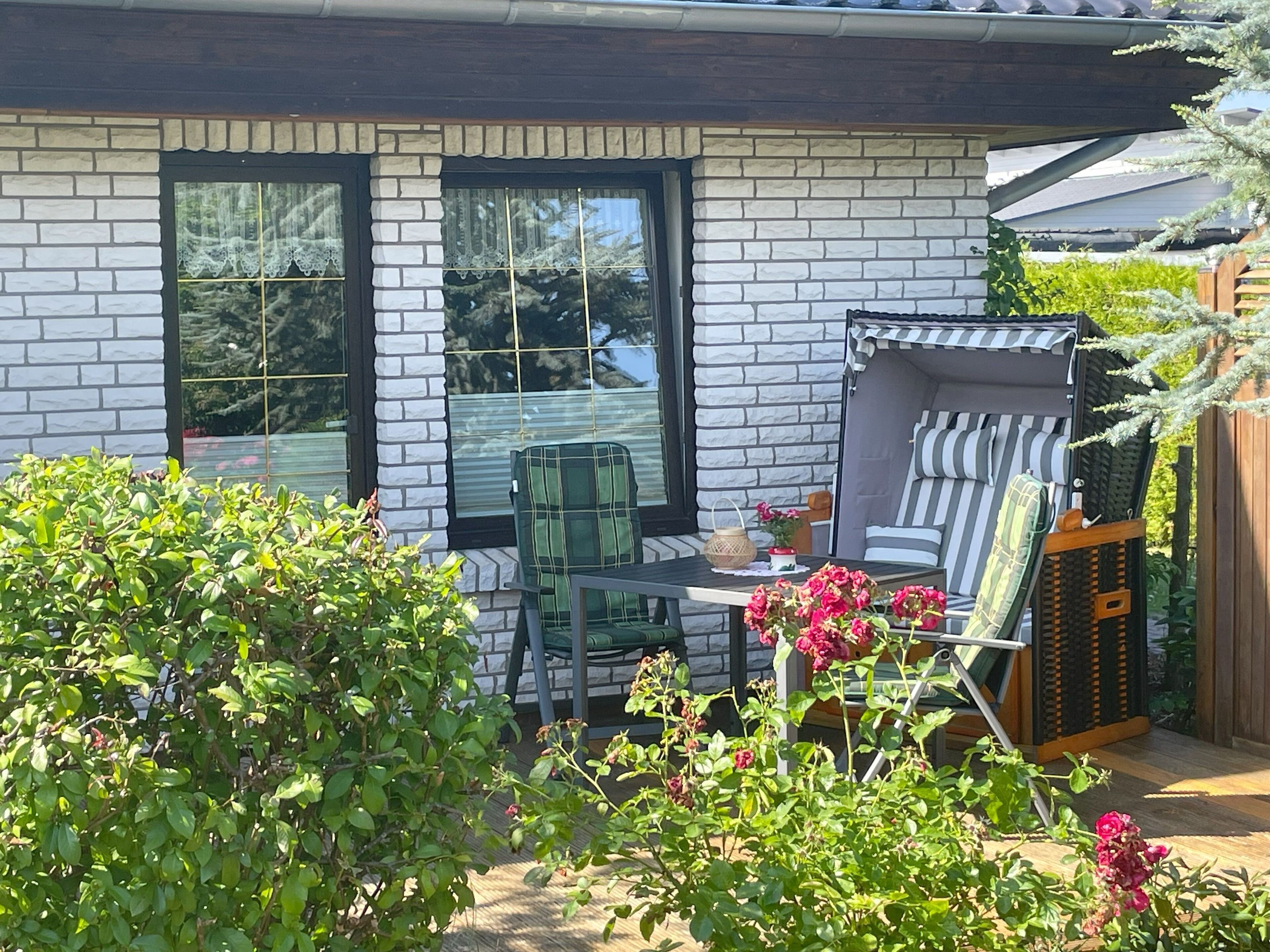 Ferienwohnung am Strelasund - Terrasse mit eigenen Strandkorb