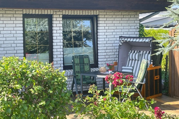 Ferienwohnung am Strelasund - Terrasse mit eigenen Strandkorb