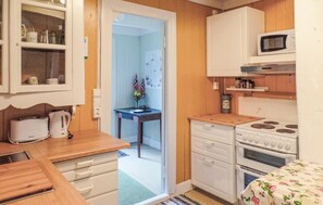 Kühlschrank, Ofen, Herdplatte, Wasserkocher mit Kaffee-/Teezubehör