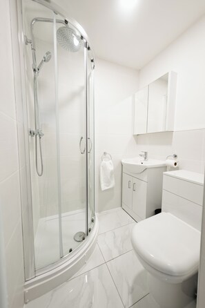 Dusche, Handtücher, Seife, Toilettenpapier
