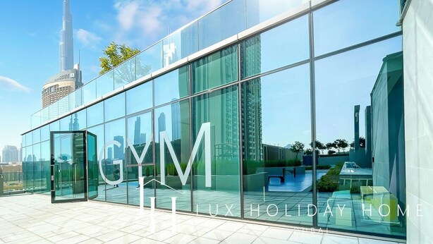 Un edificio moderno con grandes ventanales de vidrio y la inscripción 