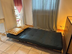 1 quarto, ferros/tábuas de passar roupa