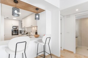 Kylskåp, mikrovågsugn, diskmaskin och kaffe- och tebryggare