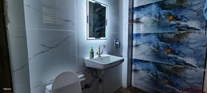 Ducha, artículos de tocador gratuitos, toallas, jabón