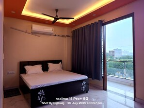 Dobbeltrom – deluxe, balkong, hageutsikt | Skrivebord for bærbar PC og wi-fi (inkludert)