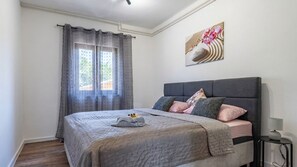 2 bedrooms, iron/ironing board, free WiFi, bed sheets