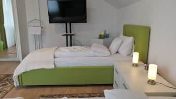 5 bedrooms, iron/ironing board, WiFi, bed sheets