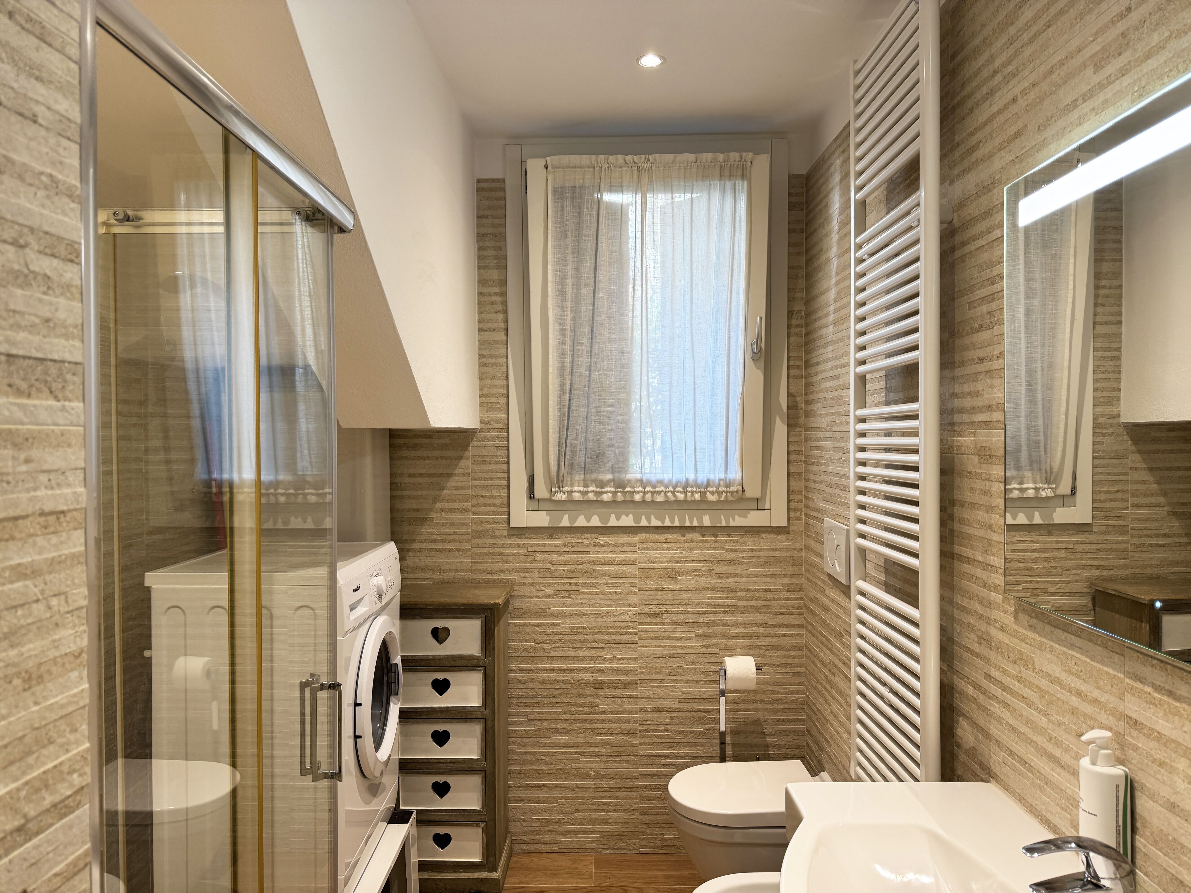 Estudio, vistas al canal | Baño | Artículos de higiene personal gratuitos, secador de pelo y toallas