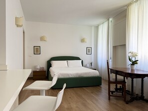 Monolocale, vista canale | Tende oscuranti, Wi-Fi gratuito