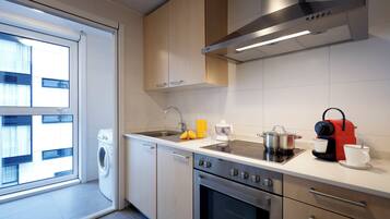 Full-sized fridge, microwave, stovetop, dishwasher