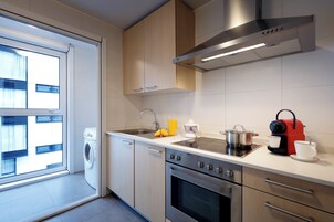 Refrigerador con freezer, microondas, placa de cocina, lavavajillas